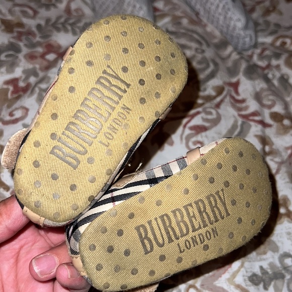 Burberry infant shoes - Picture 2 of 4